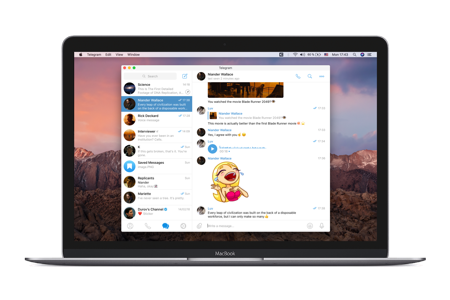 Telegram para macOS aberto em um MacBook com conversa e figurinha animada